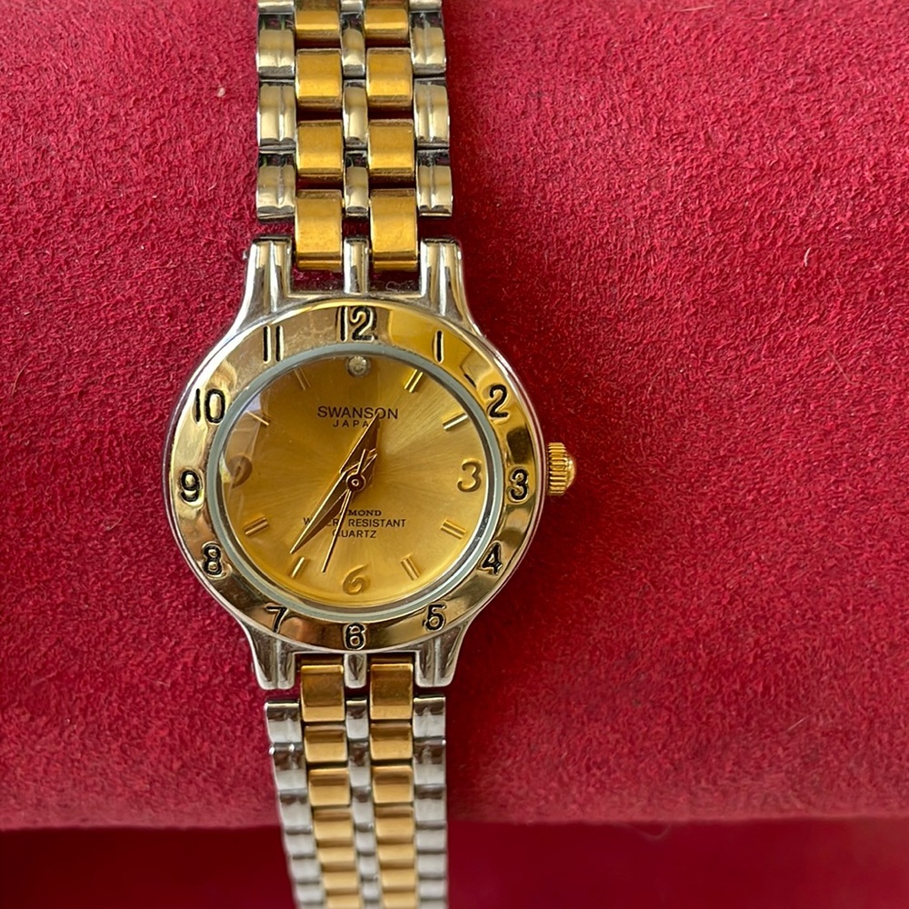 Swanson women quartz watch